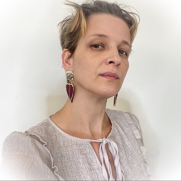 💕Beautiful Gold Tone Maroon Heart Fashion Earrings💕 - Picture 7 of 7